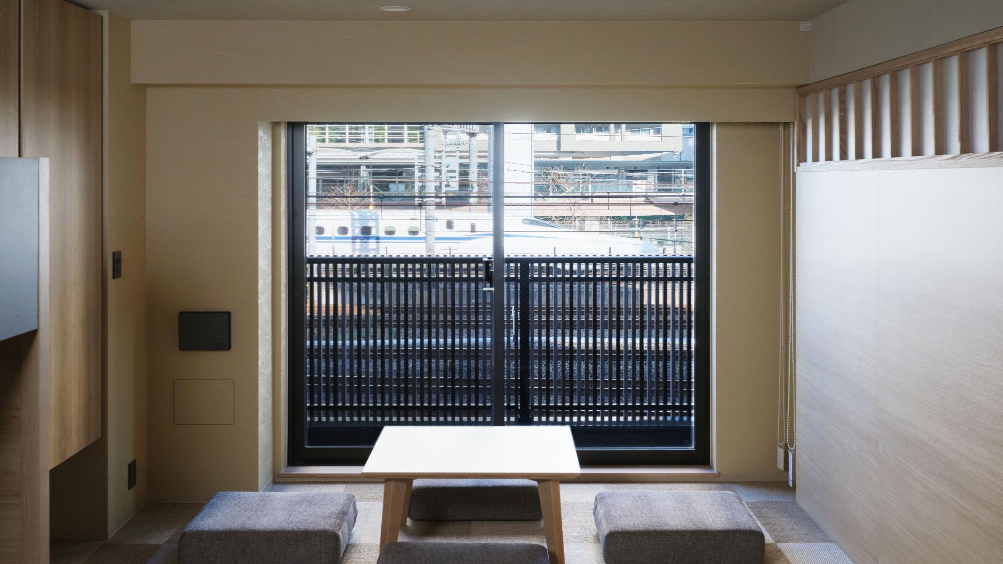 デラックスジャパニーズルームからの眺望※客室・階層によって列車の見え方や見える列車の種類が異なります