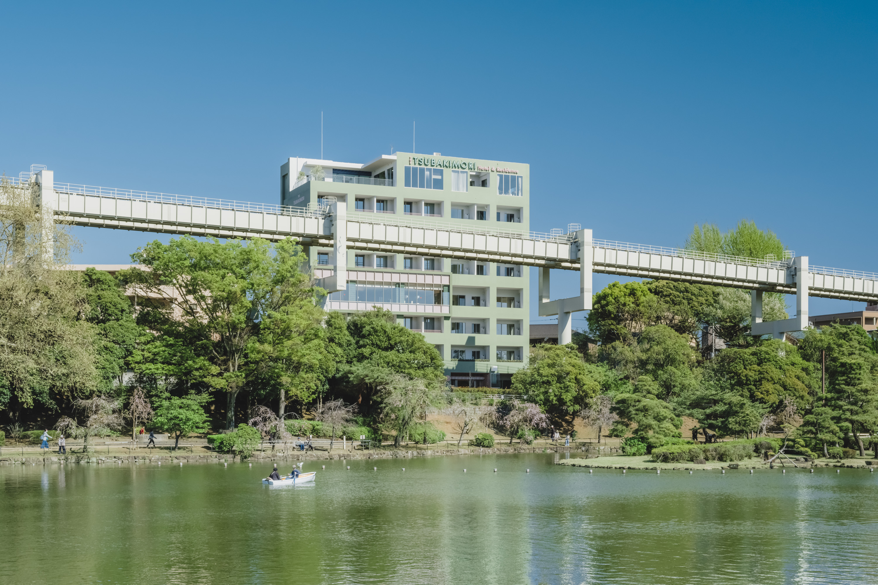 【ホテル外観】千葉公園の豊かな森に浮かぶデザインホテル