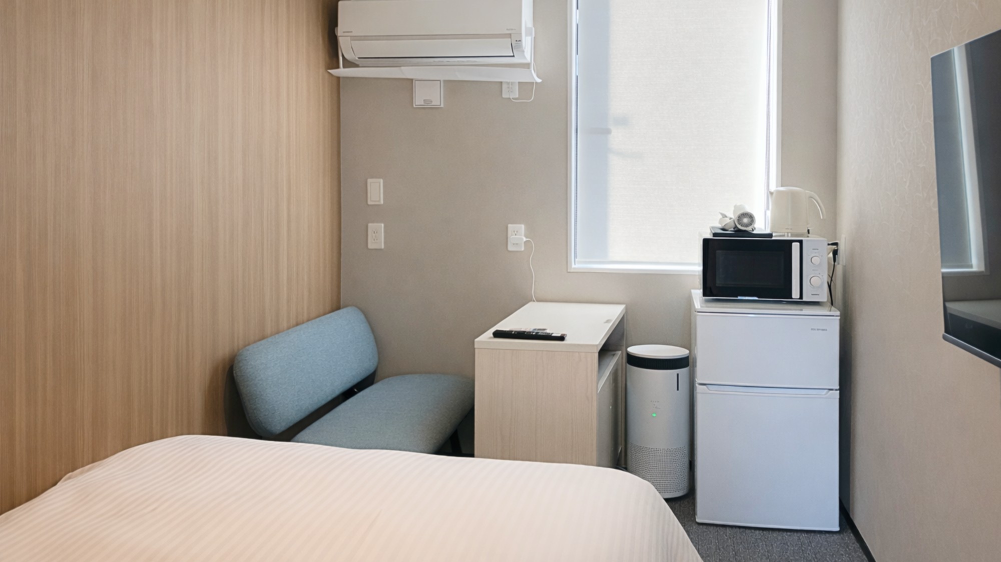 セミダブル／ベッド幅120cmのセミダブルサイズ。1名様でもゆったり寛げる快適空間です。（客室一例）