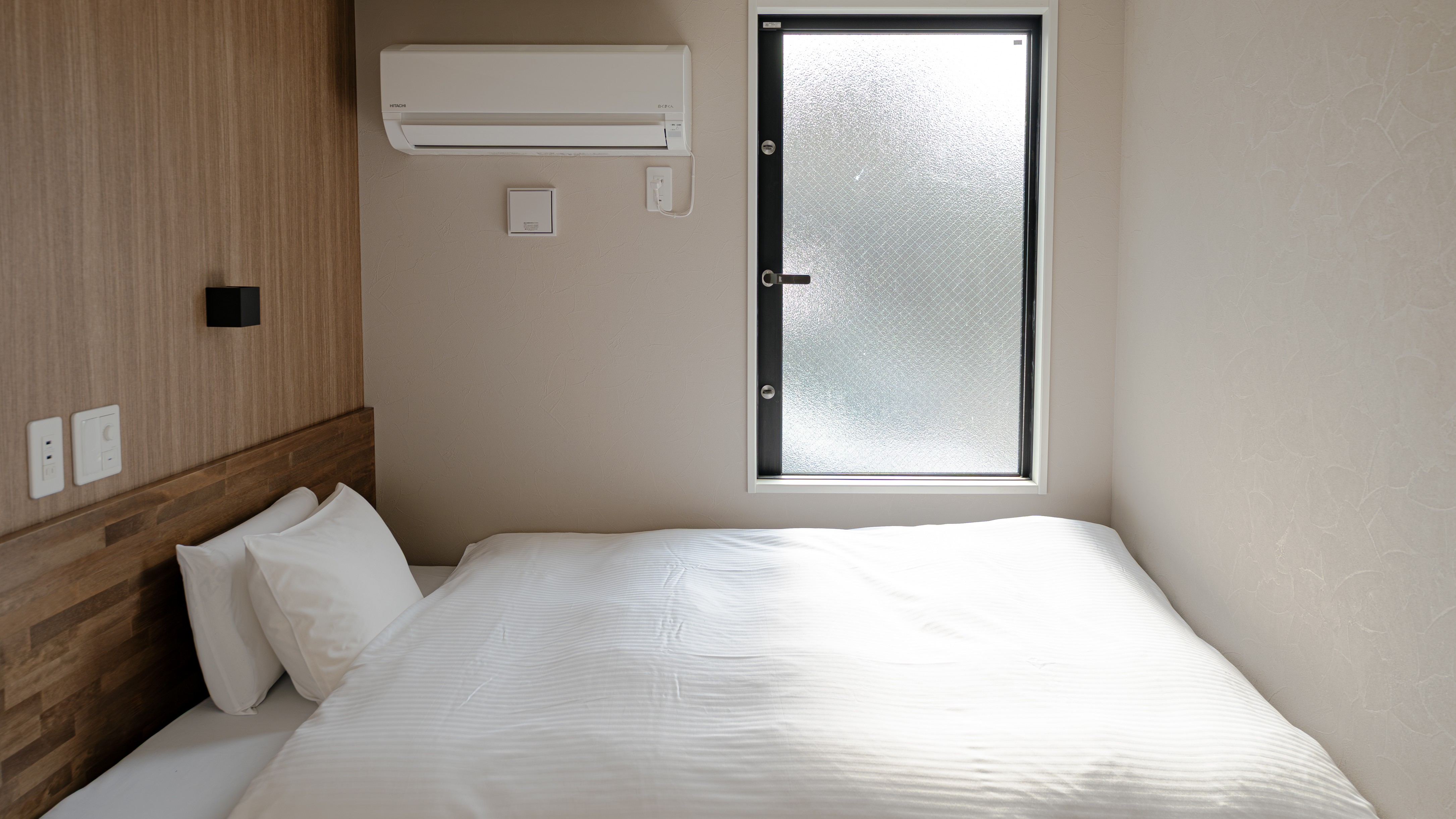 ダブル／ベッド幅140cmのダブルサイズ。お二人でも心地よくお休みいただけます。（客室一例）