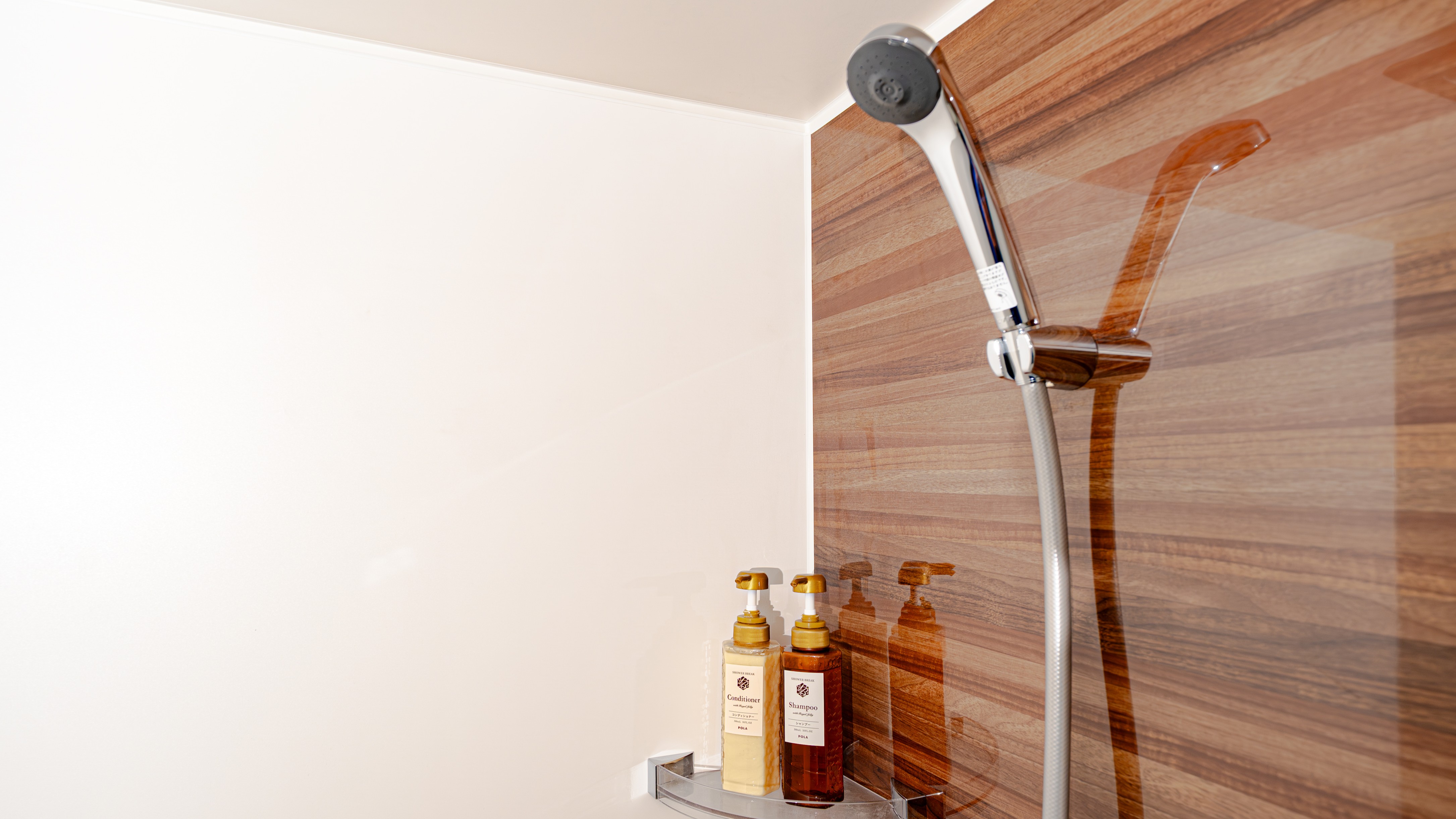 ユニットバス／「ReFa」シャワーヘッドを全室完備。バスタイムをお楽しみください。（客室一例）