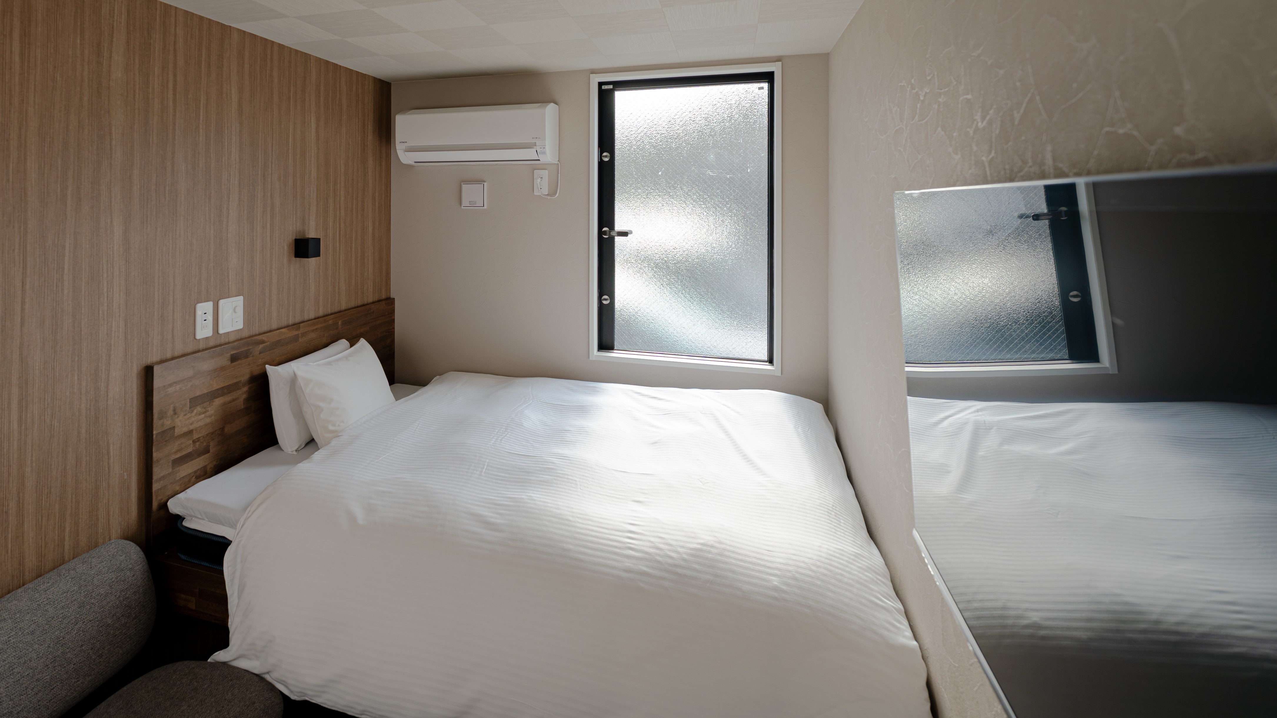 ダブル／スマートテレビ全室完備。YouTube・NETFLIXなどを大画面で。（客室一例）