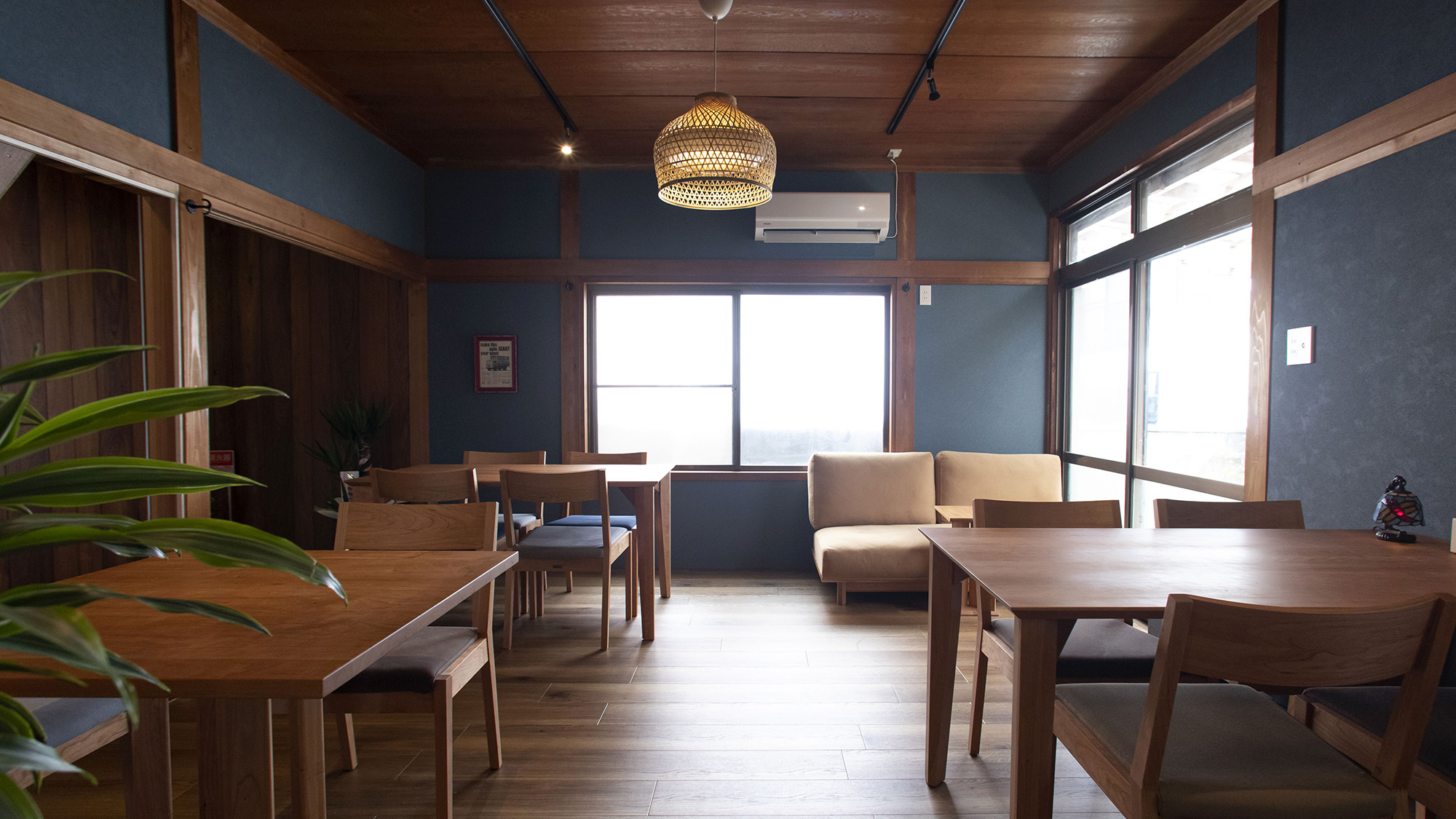 食事や休憩など、ご自由にご利用ください。