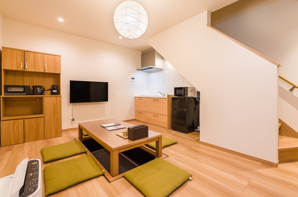 リビングルームとキッチン