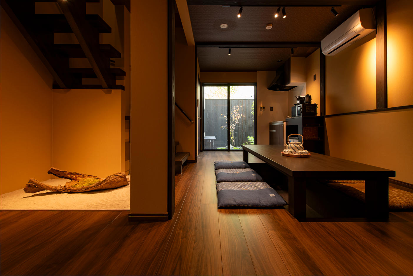 リビングルームとキッチン