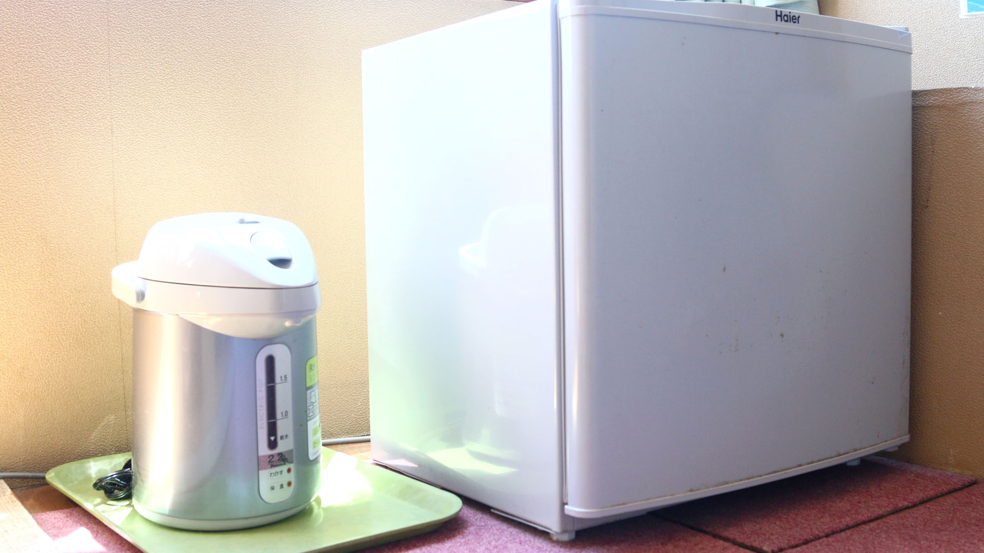 【本館客室備品】電気ポットと空の冷蔵庫完備しています*