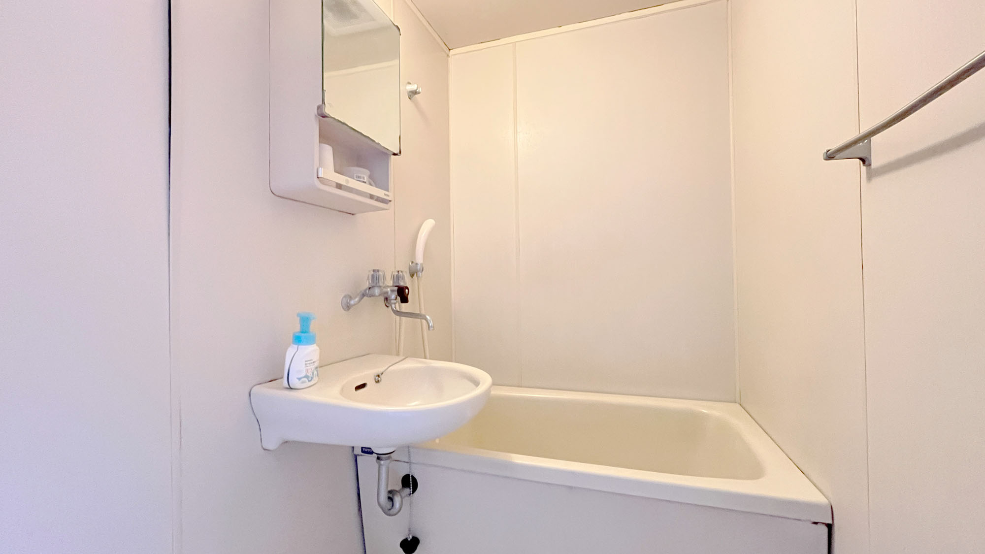 【本館客室】和室8畳の客室の一例　バス・トイレ別々付き*