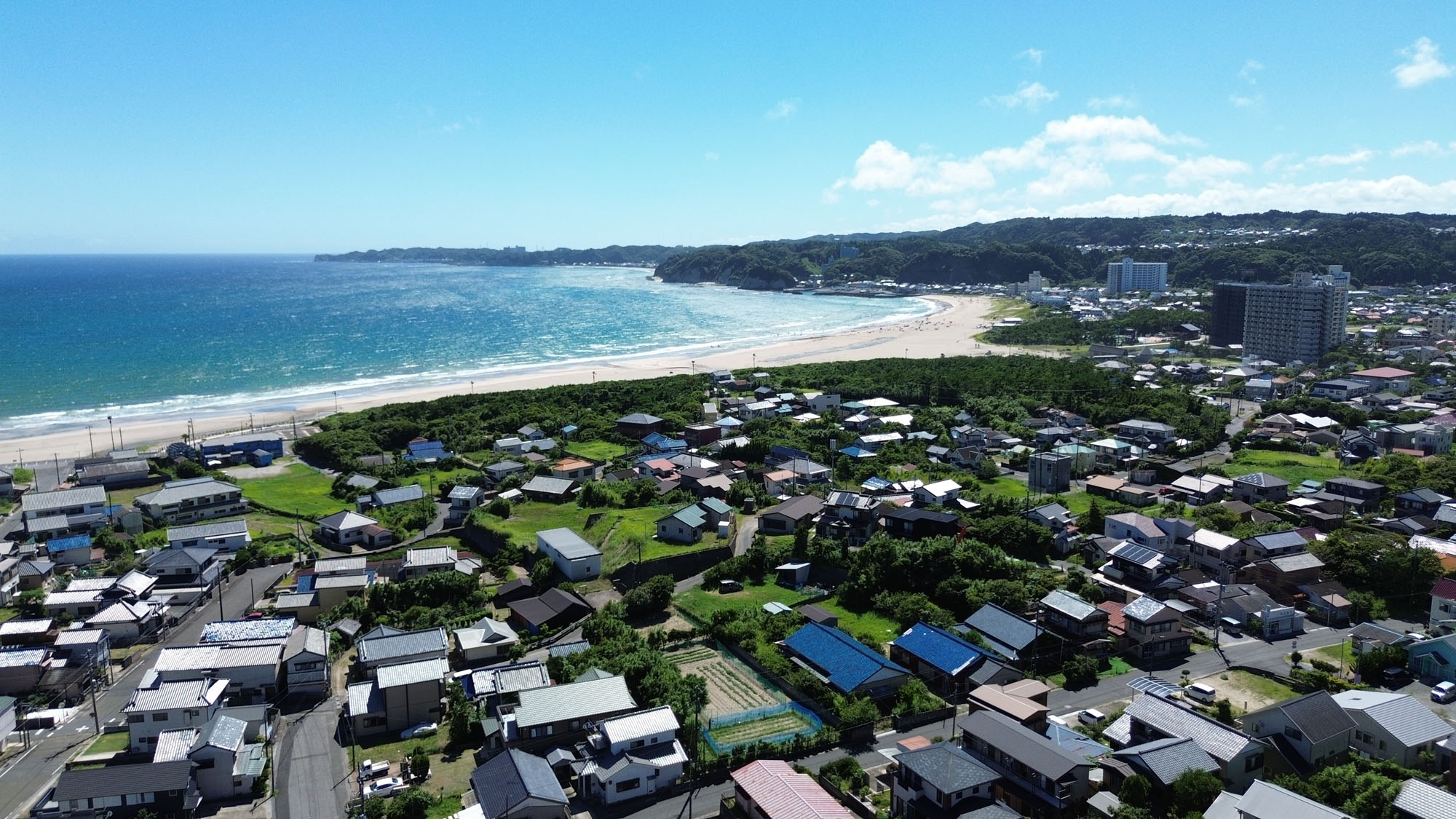 【ロケーション】空から望む、海と自然に包まれた御宿の景色*