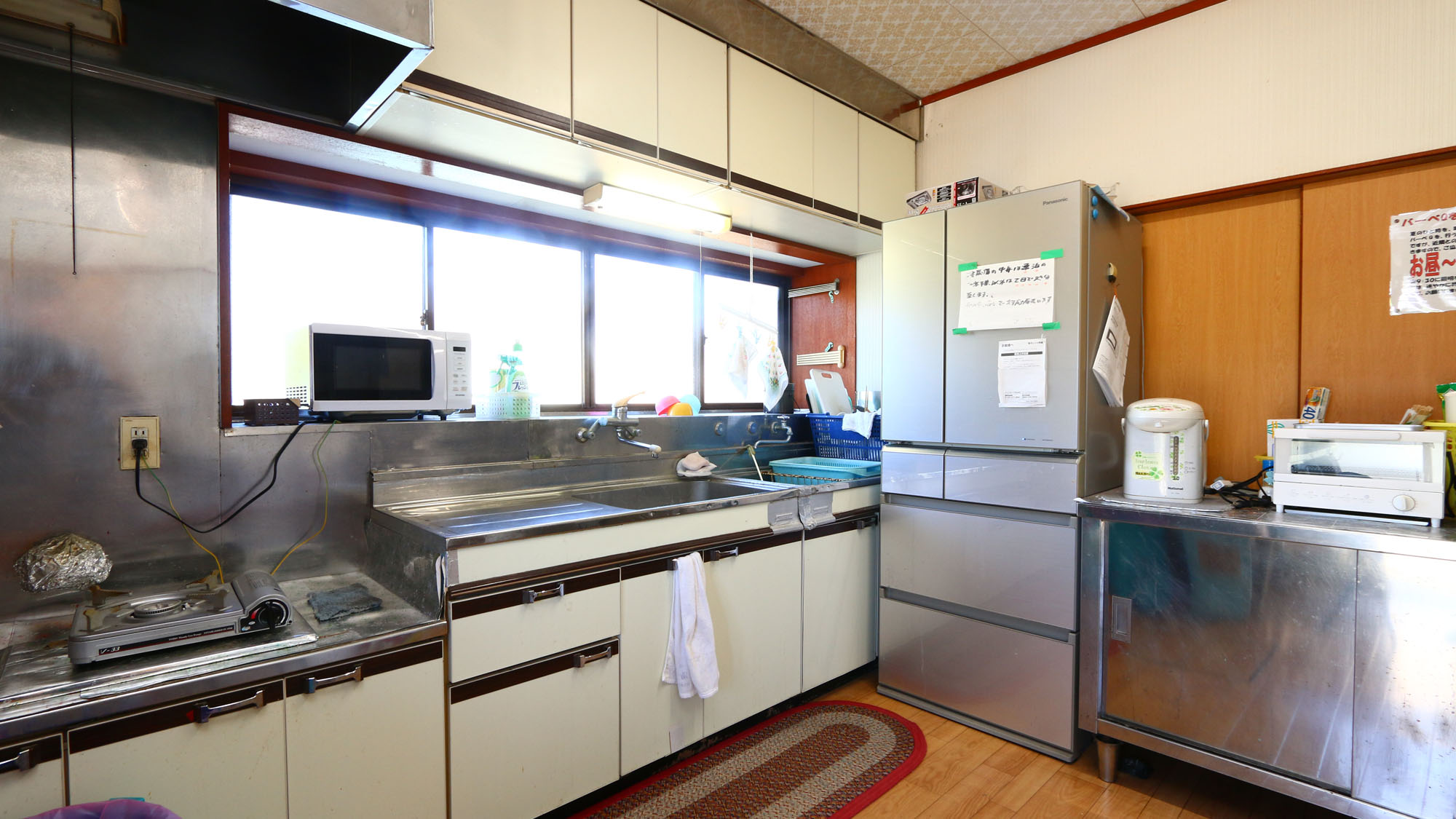 【別館共用キッチン】レトロな雰囲気に心和む、共用キッチンで旅の味づくり*