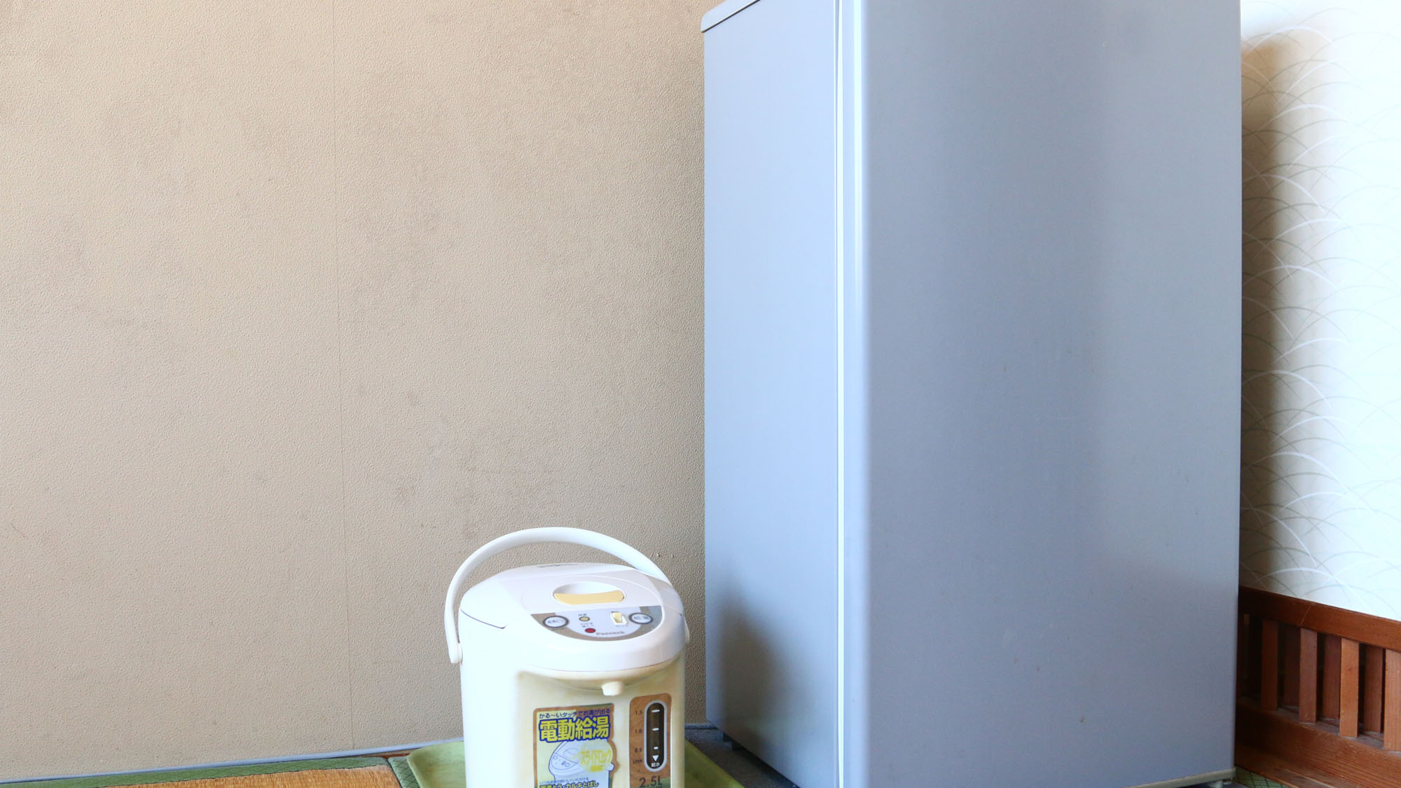 【本館客室備品】電気ポットと空の冷蔵庫完備しています*