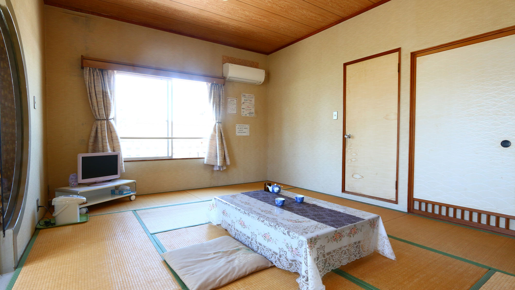 【本館客室】和室10畳の客室の一例*