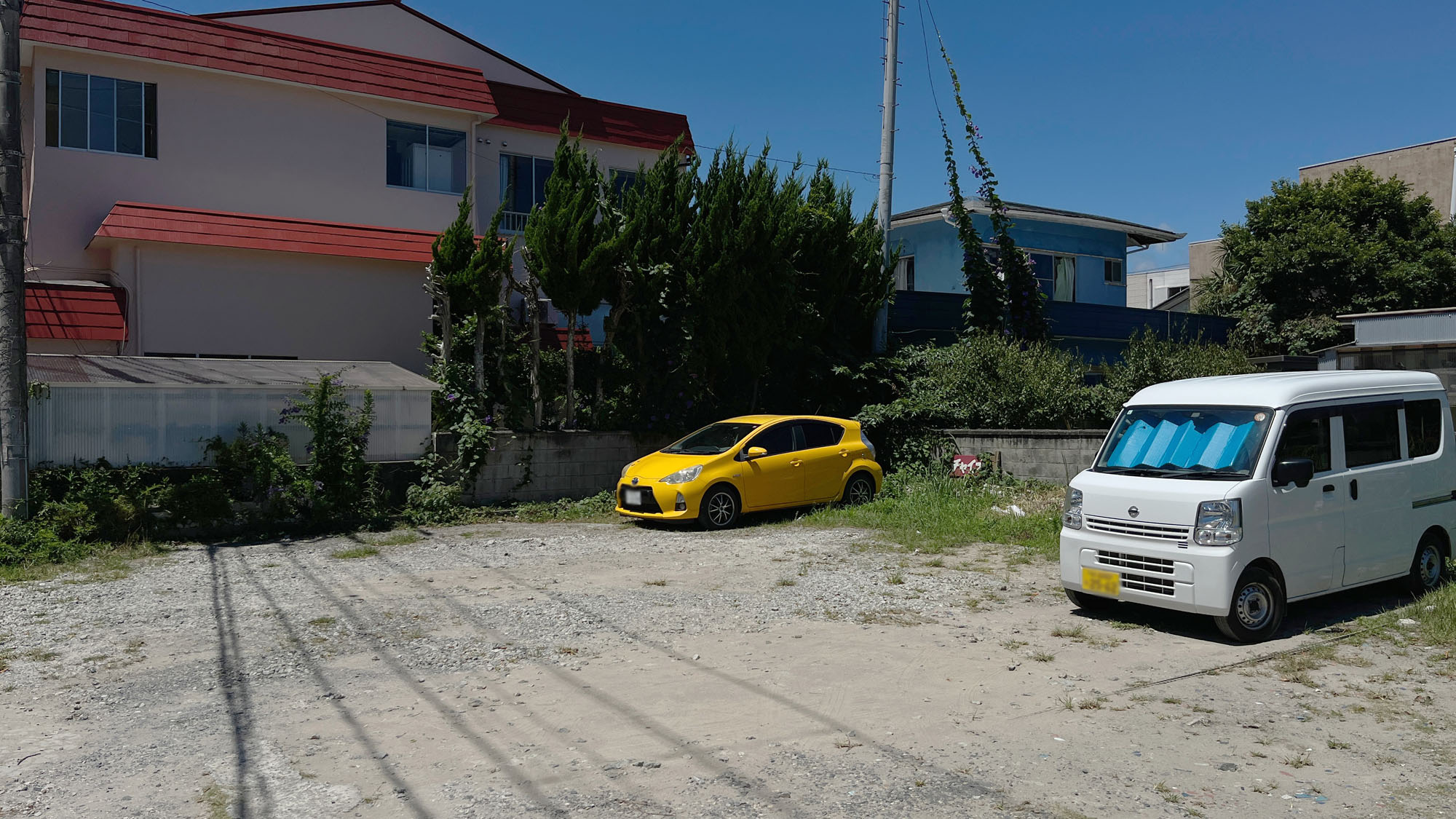 【本館駐車場】台数に限りはありますが、敷地内に駐車スペースをご用意しています*