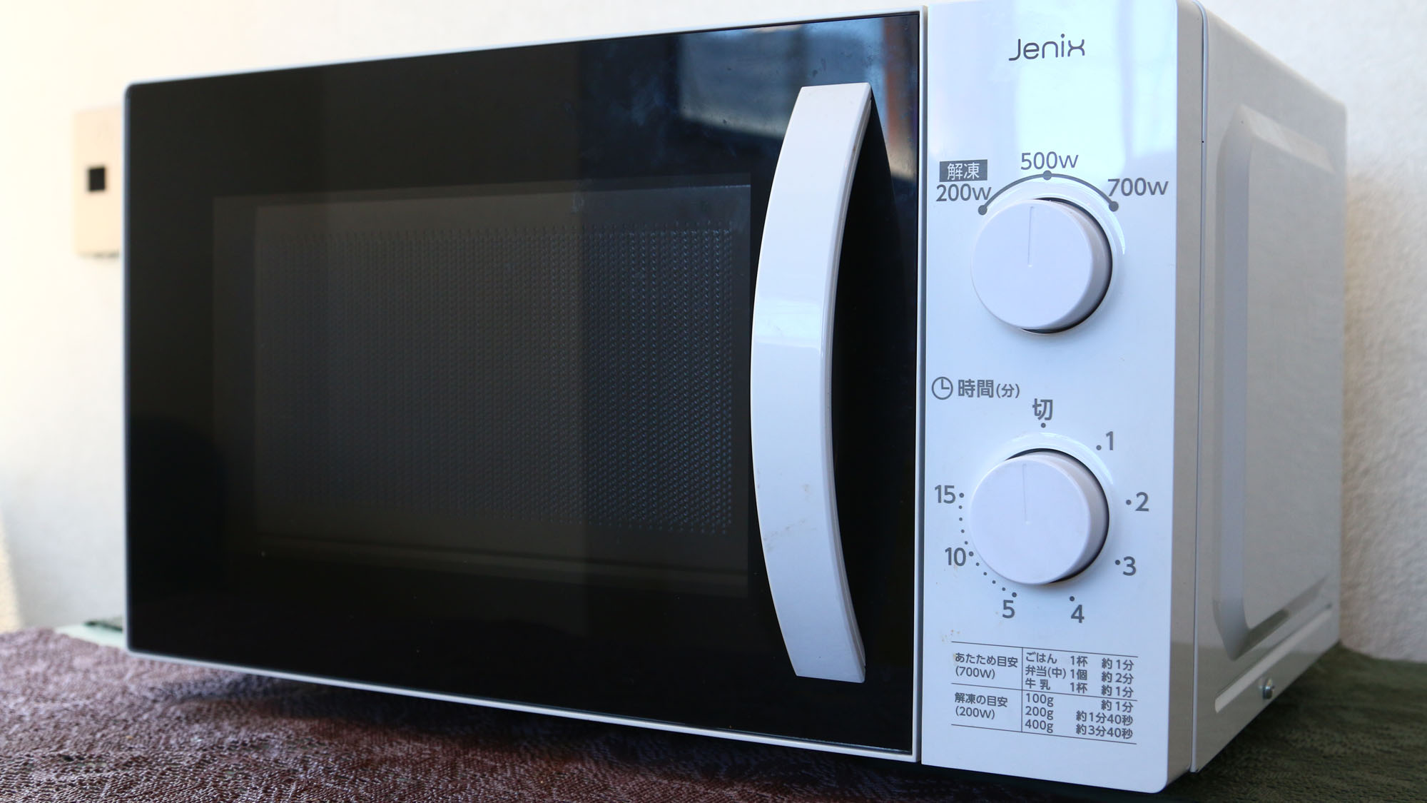 【本館共用備品】客室前の廊下にある電子レンジ*