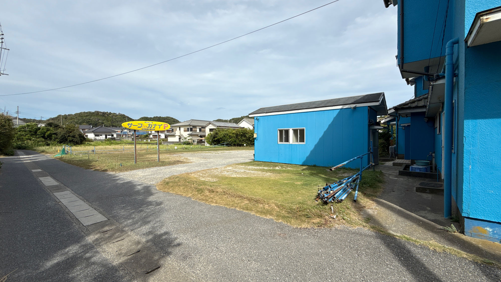 【別館駐車場】ゆったり停められて安心！広々駐車場を完備しています*