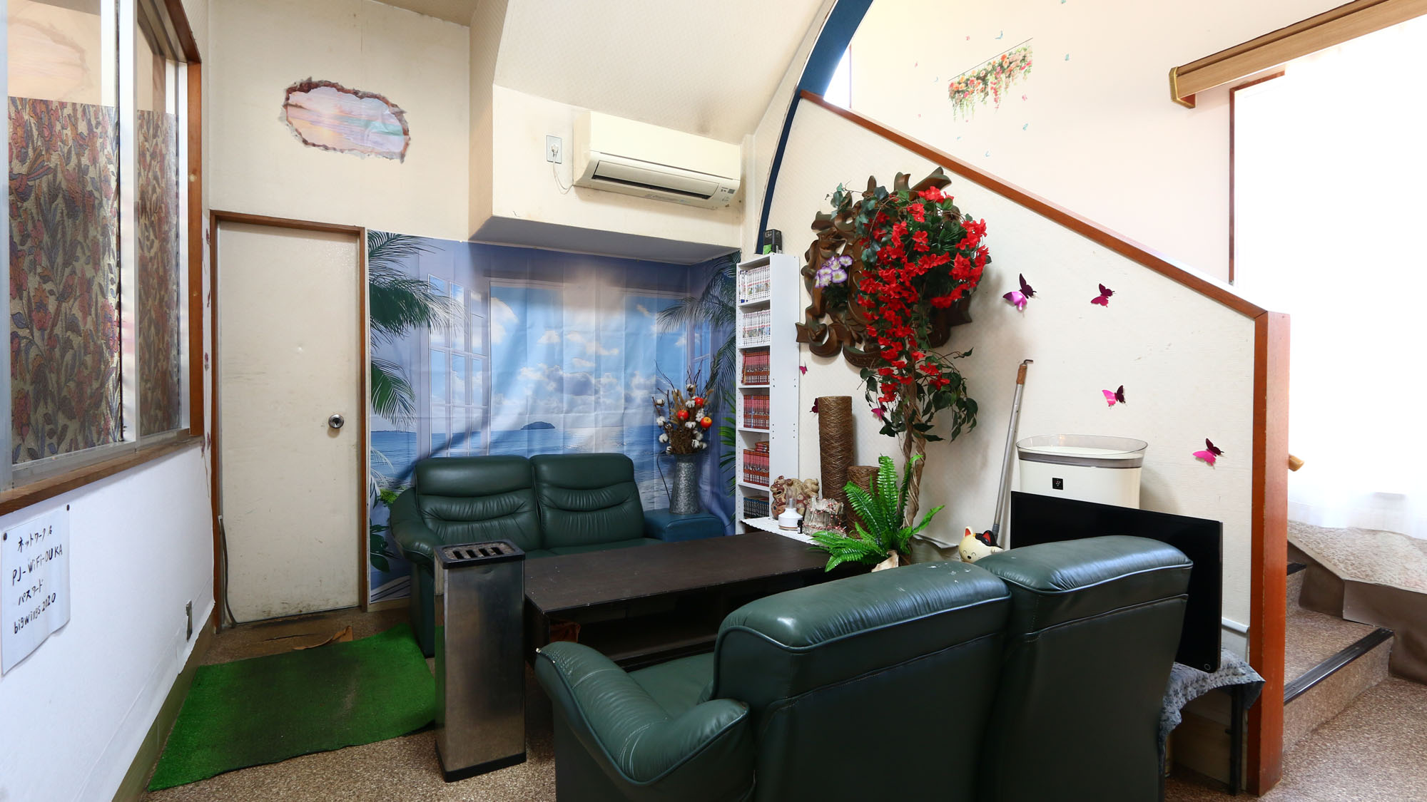 【本館ロビー】懐かしさ漂う、静かなロビースペース*