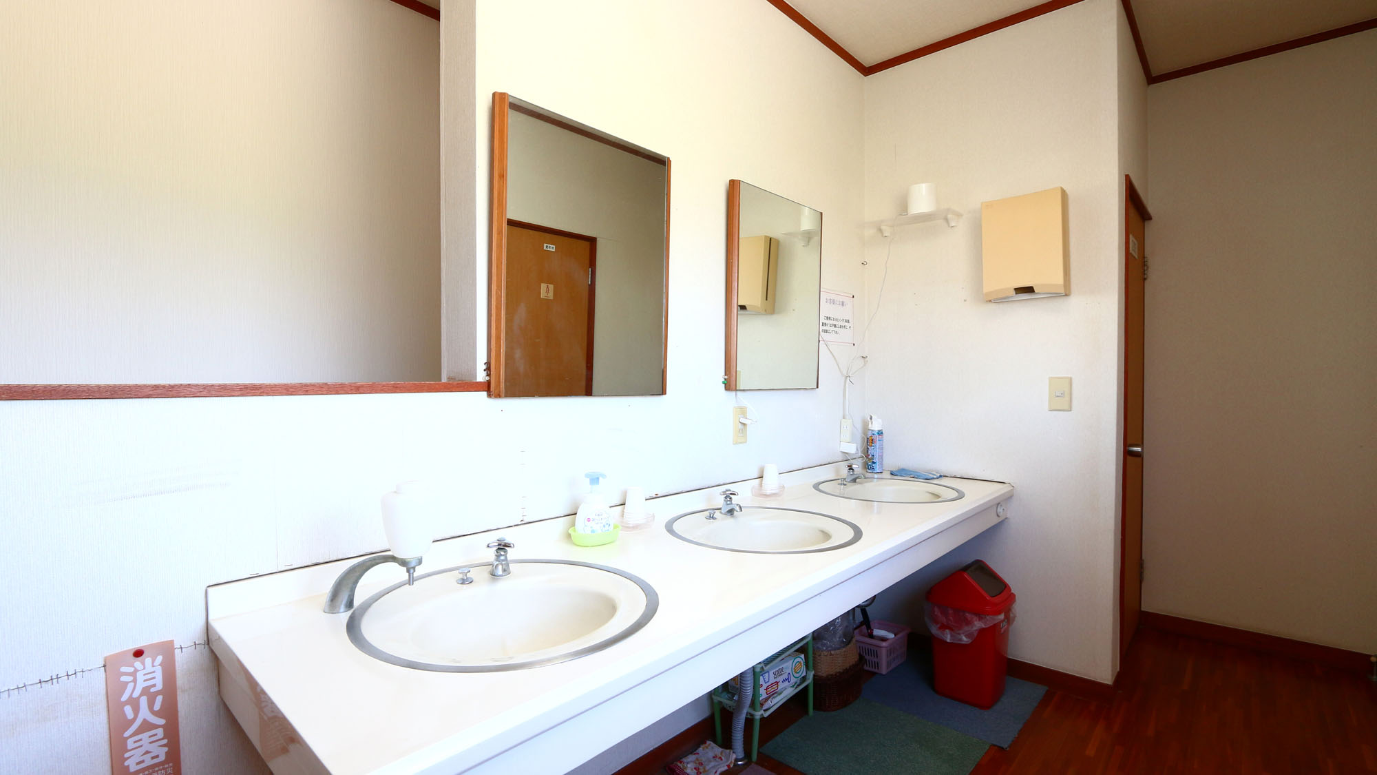 【別館共用洗面所】洗面所は共用となっております。ご自由にお使いください*