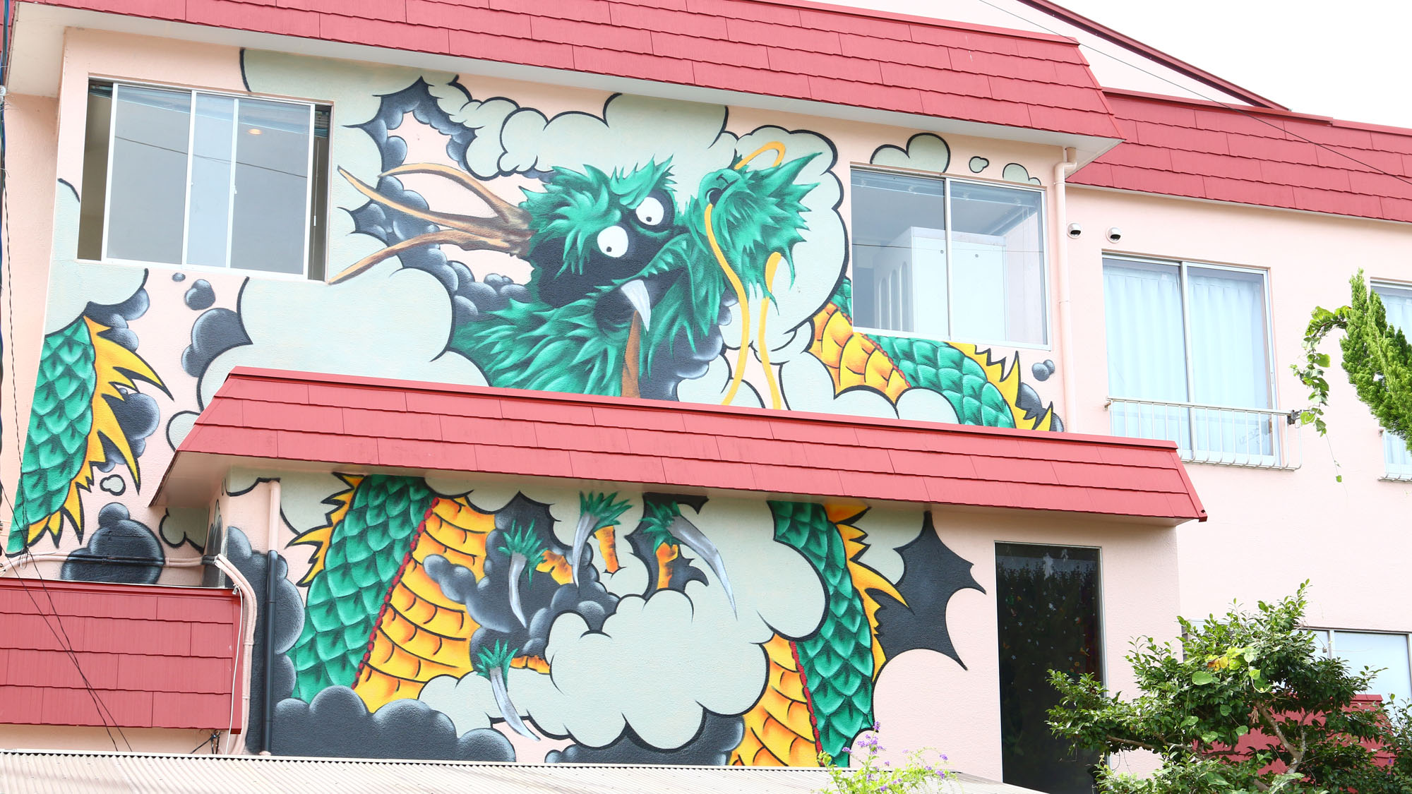 御宿の絵師による龍の壁画*