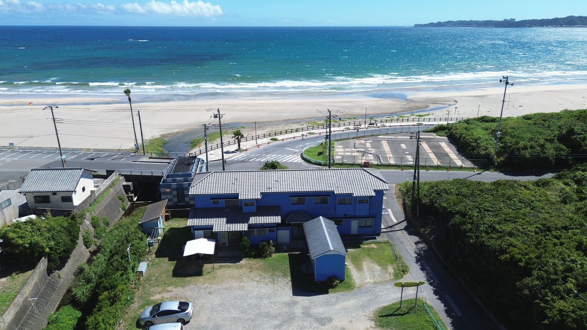 【別館の外観】紺碧の海と調和する、御宿の静かな佇まい*