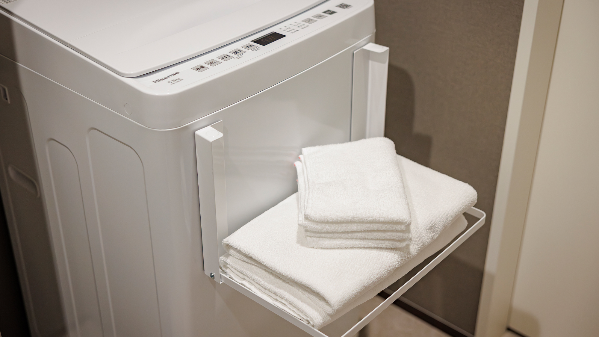 洗濯機には棚を備えております。タオル置きなど用途は様々です。