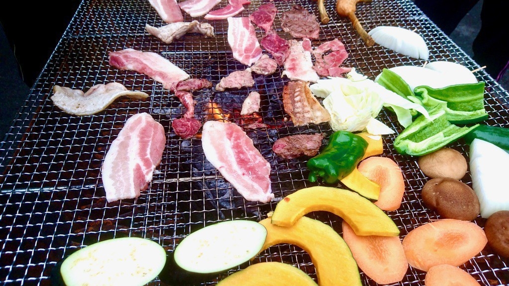 【庭で楽しむBBQ！】牛・豚・鶏各100グラム 合計1人300グラムのお肉と野菜もたっぷり！