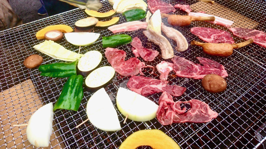 【庭で楽しむBBQ！】牛・豚・鶏各100グラム 合計1人300グラムのお肉と野菜もたっぷり！