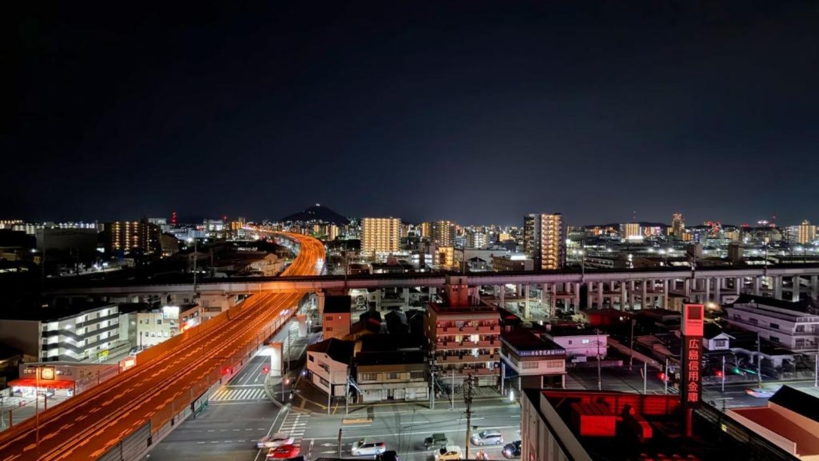施設から眺める、夜の煌めく街並み。