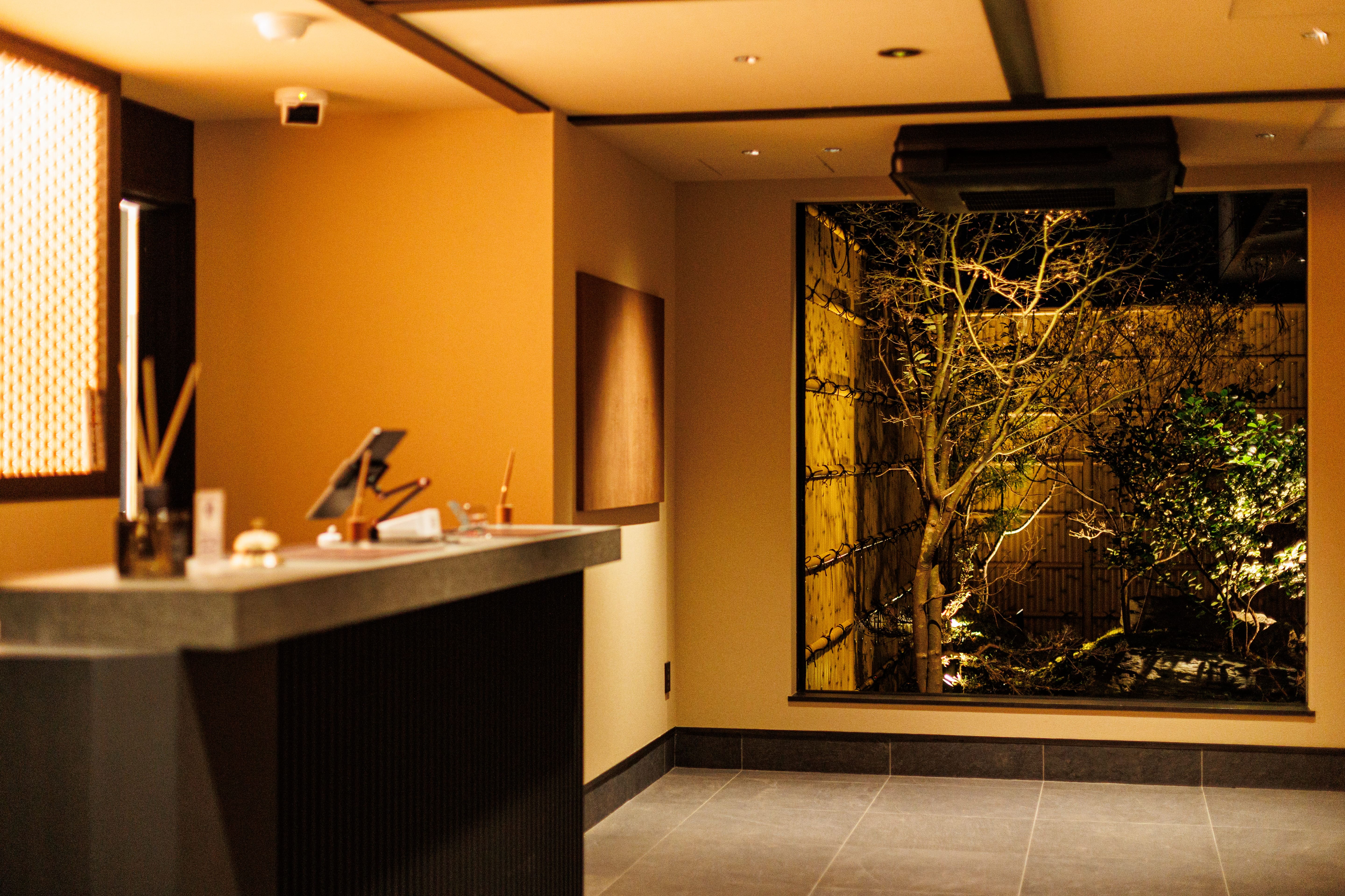 フロント　デスク