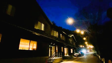 夜のホテル外観