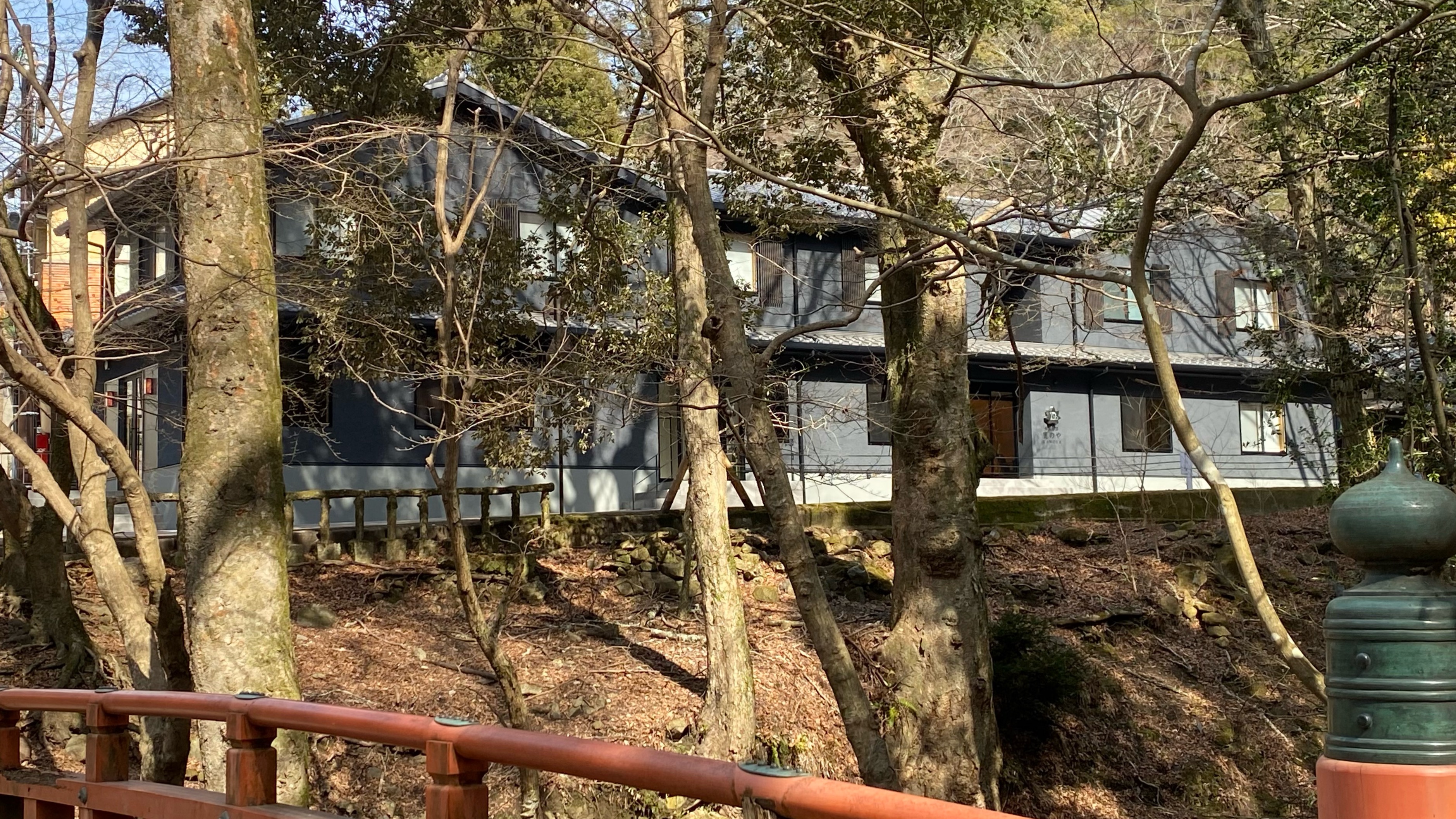 春日大社参道よりホテルを望む