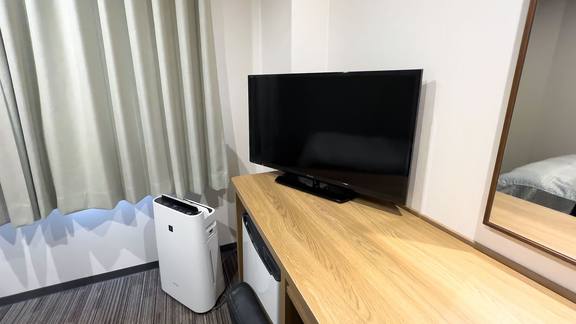 シングルルーム。広々としたデスクで仕事がはかどります。
