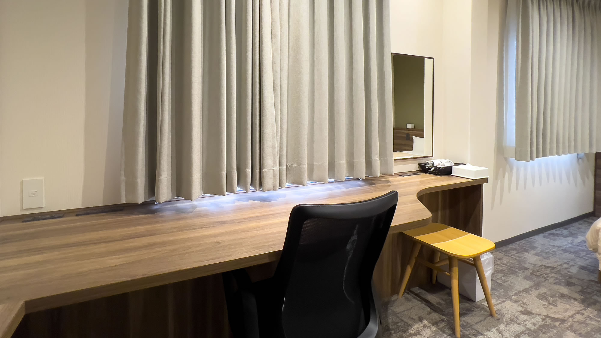 ダブルルーム　デスクまわりは十分スペースがございます。