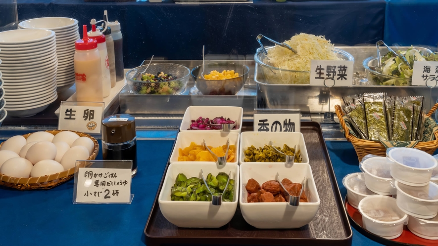 バイキング形式の健康朝食　生卵や色々な種類の漬物もありご飯もすすみます。