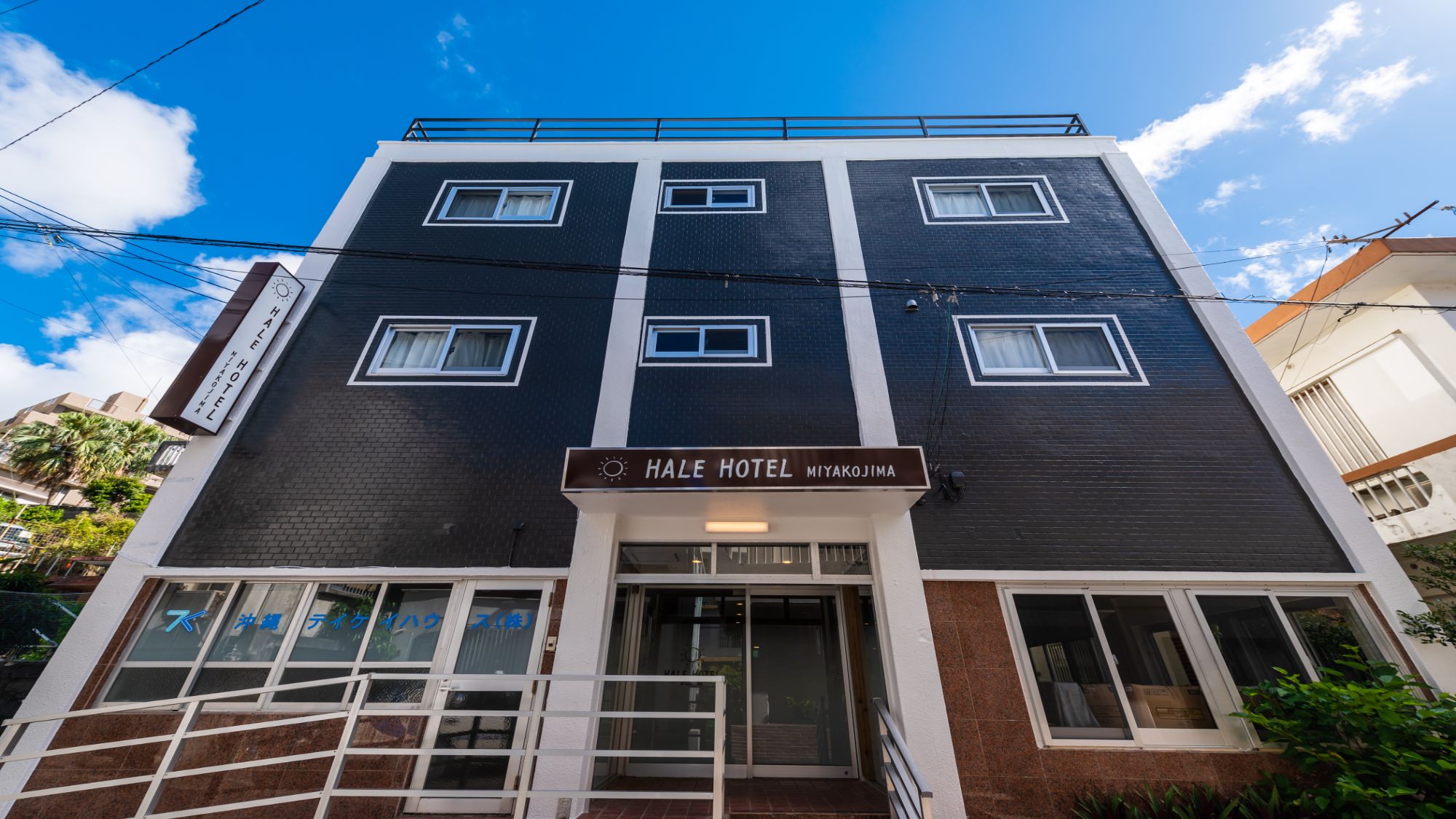 【外観】青い空に凛と立つスタイリッシュな外観。市街地へのアクセスも良く、観光の拠点に最適。