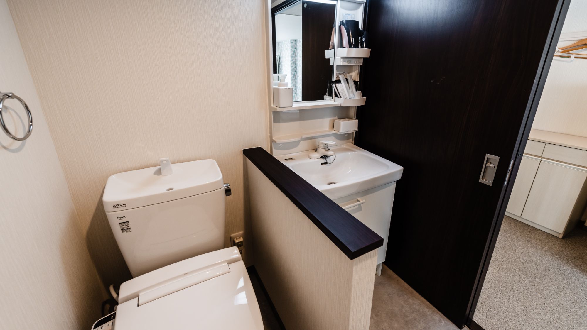 【ツインルーム（キッチン・シャワー・トイレ付）205室】温水洗浄便座付のトイレ。独立洗面台で朝も快適