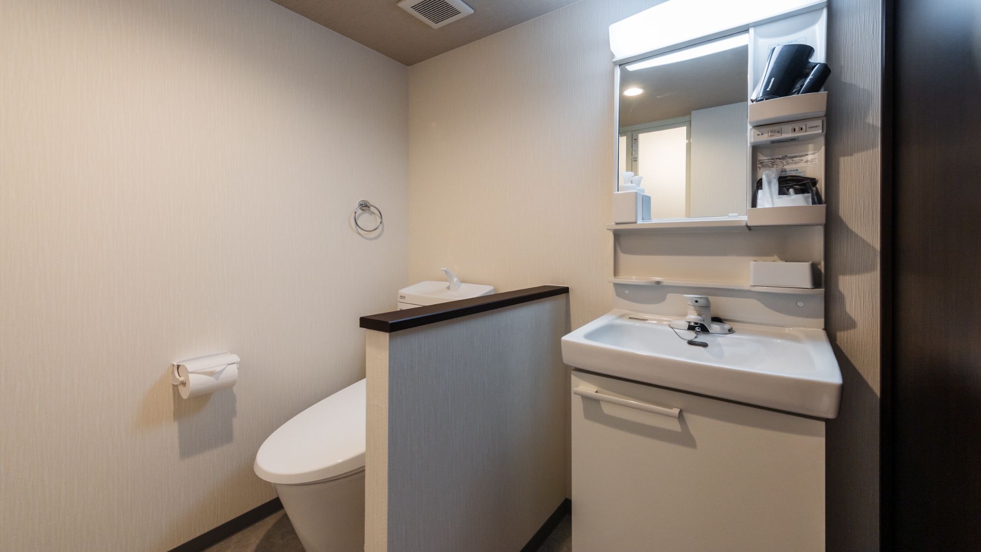 【ダブルルーム（シャワー・トイレ付）エレベーターなし　405室】機能的に配置された水回り。