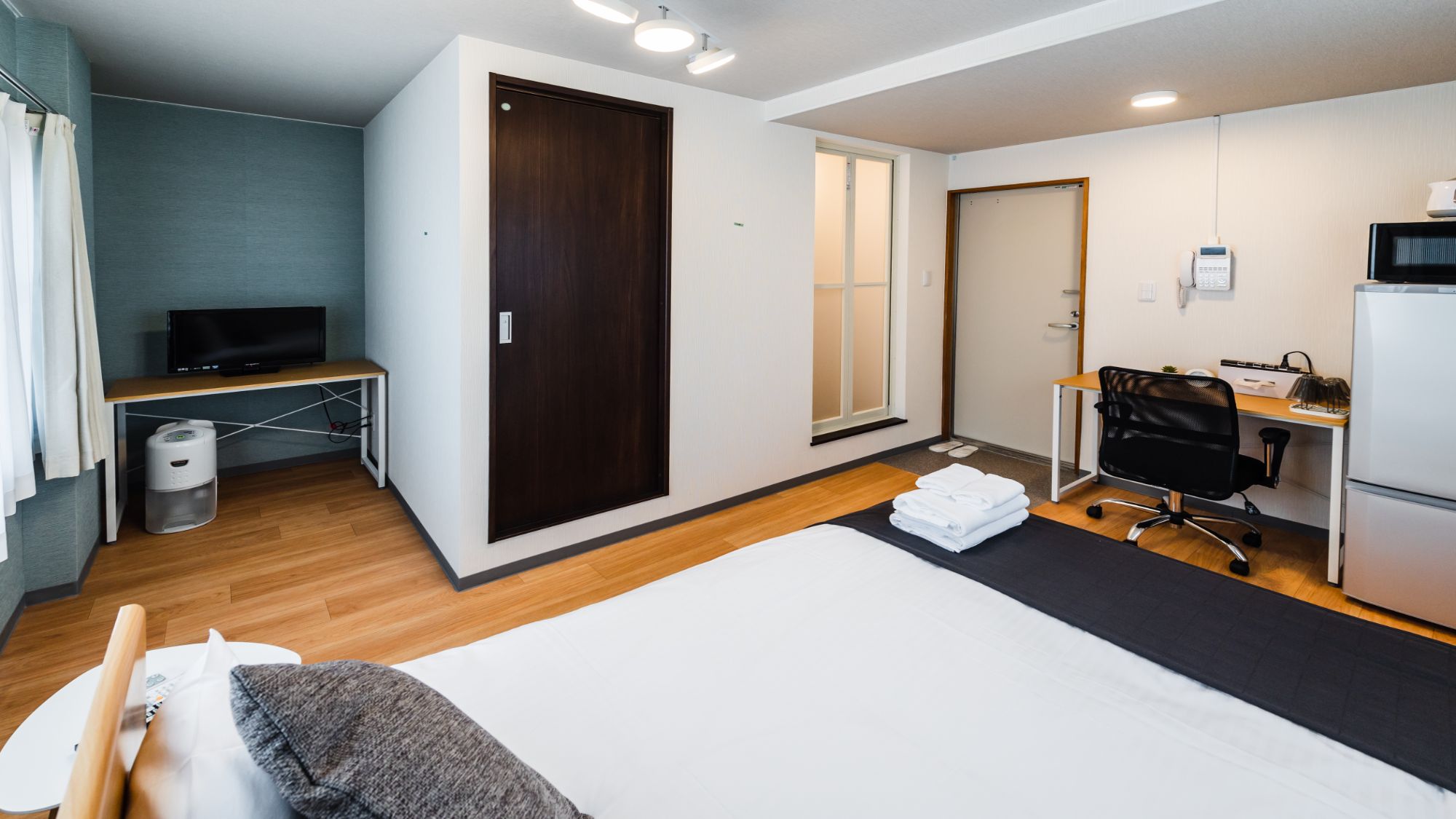 【ダブルルーム（シャワー・トイレ付）2－3階】冷蔵庫やデスクも完備。長期滞在やビジネス利用におすすめ
