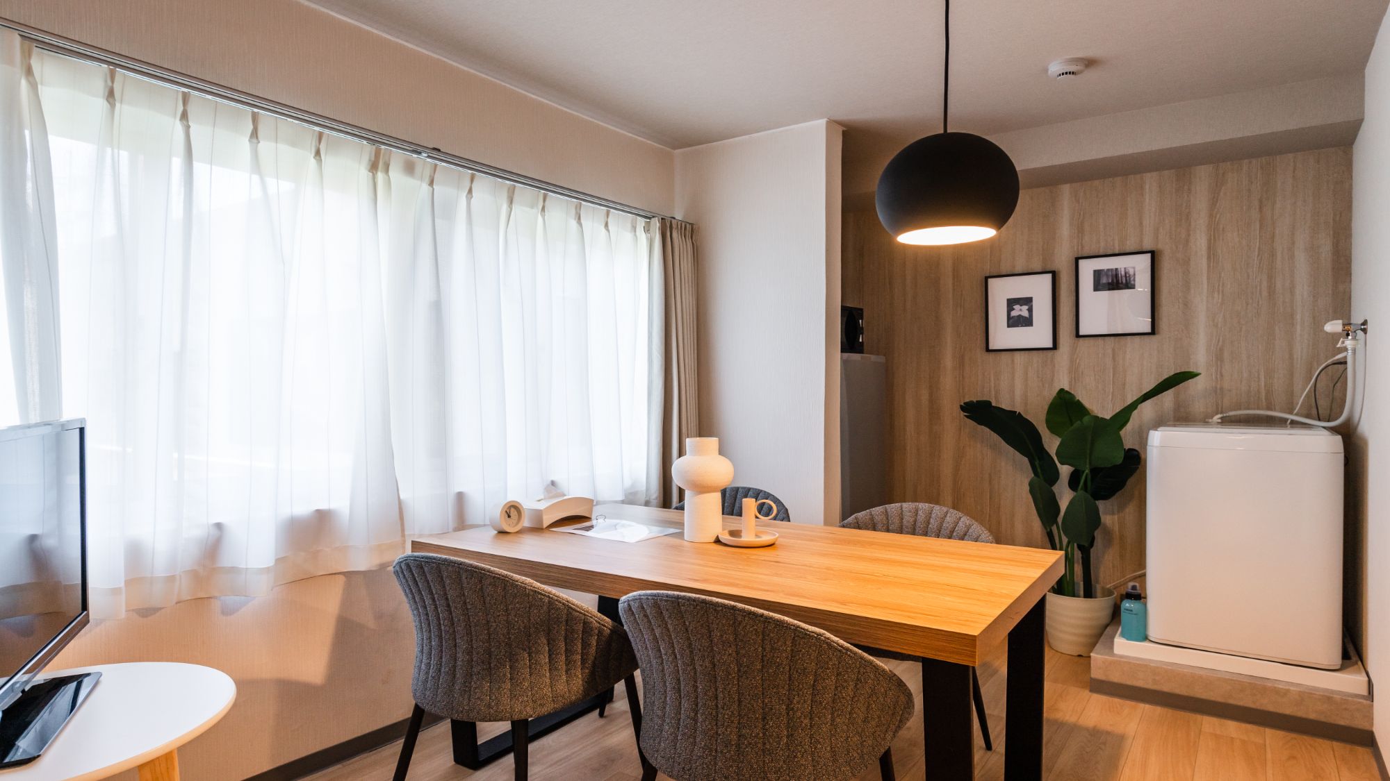 【セミダブルツイン（キッチン・シャワー・トイレ付）207室】木の温もりを感じるダイニング。