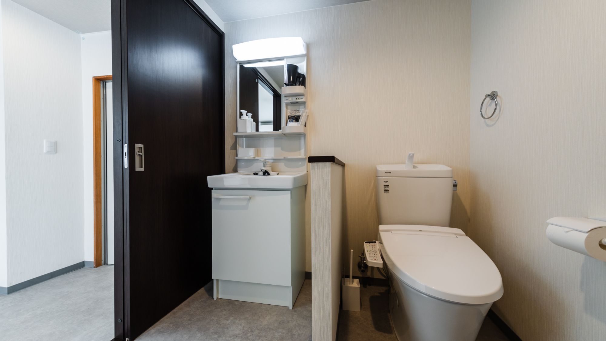 【ダブルルーム（キッチン・シャワー・トイレ付）203室】温水洗浄便座付き。独立洗面台で朝の準備も快適