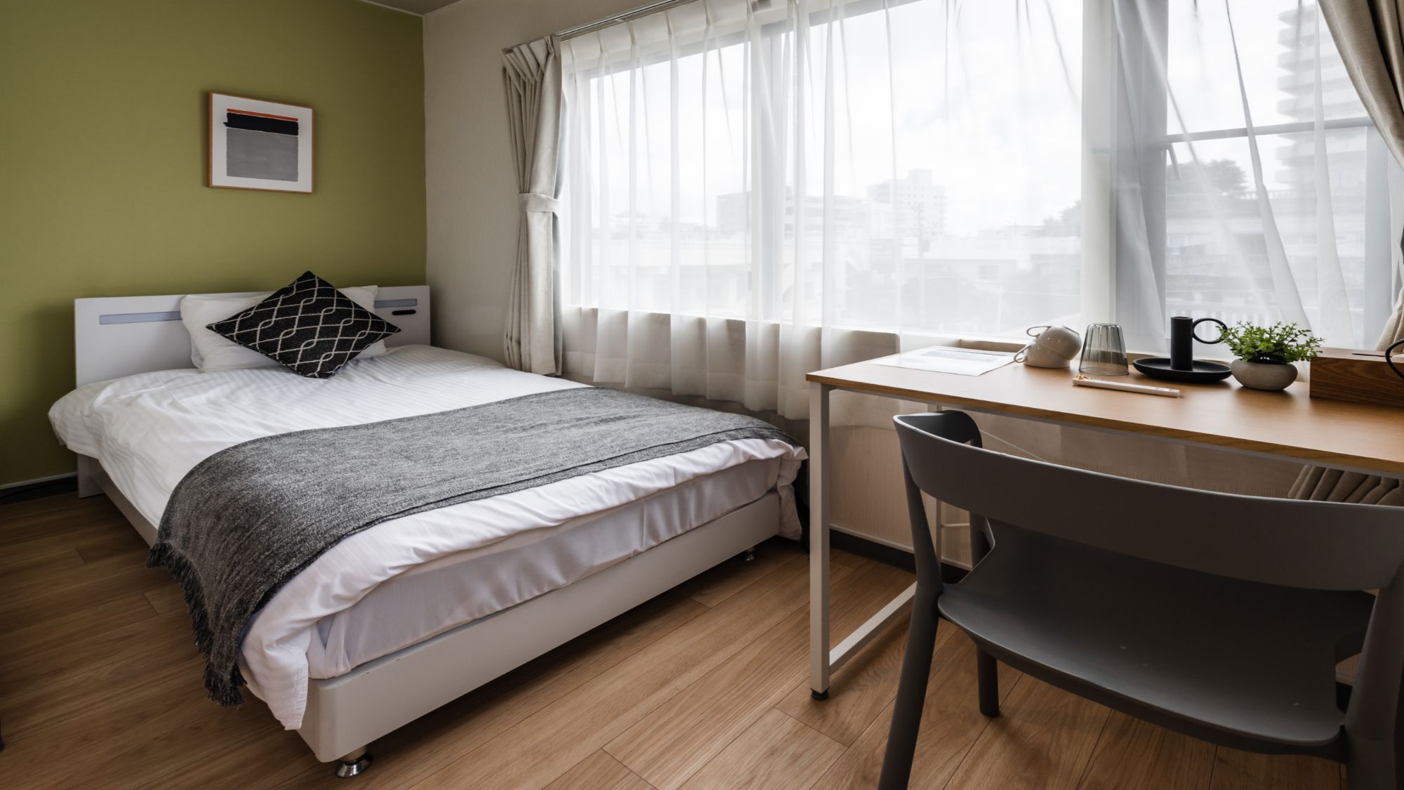 【シングルルーム（シャワー・トイレ付）4階】明るい窓際のデスクで仕事も捗る。14平米の機能的な個室。