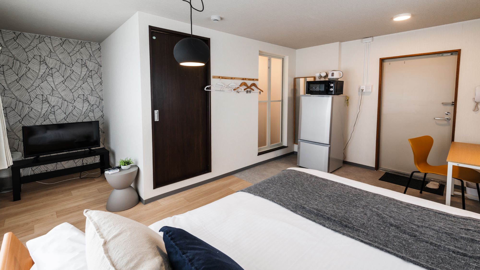 【ダブルルーム（シャワー・トイレ付）2－3階】冷蔵庫・電子レンジ完備で長期滞在も安心。