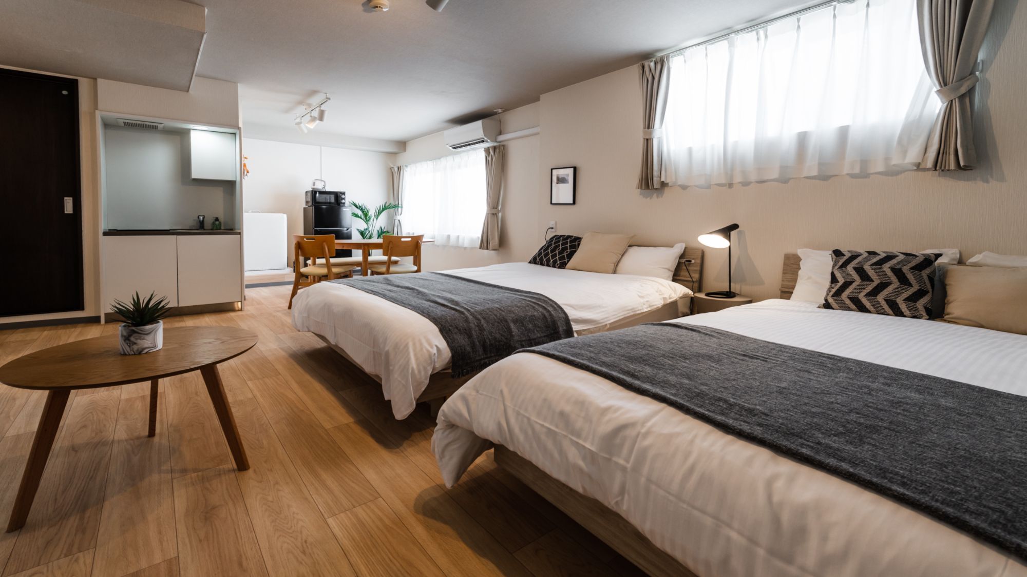 【ツインルーム（キッチン・シャワー・トイレ付）402室】140cm幅のダブルベッドを2台設置。