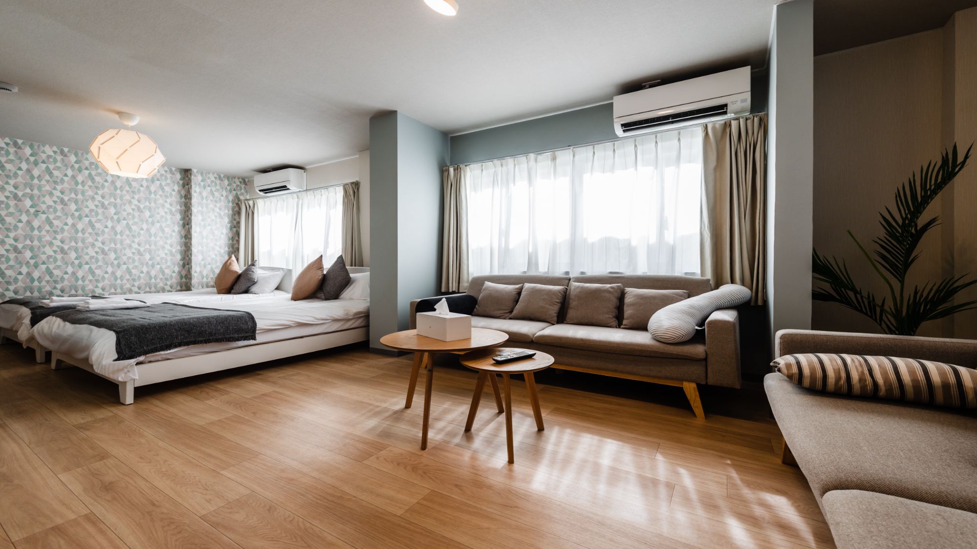 【ツインルーム（キッチン・シャワー・トイレ付）205室】木目調のフロアが心地よい北欧風インテリア。