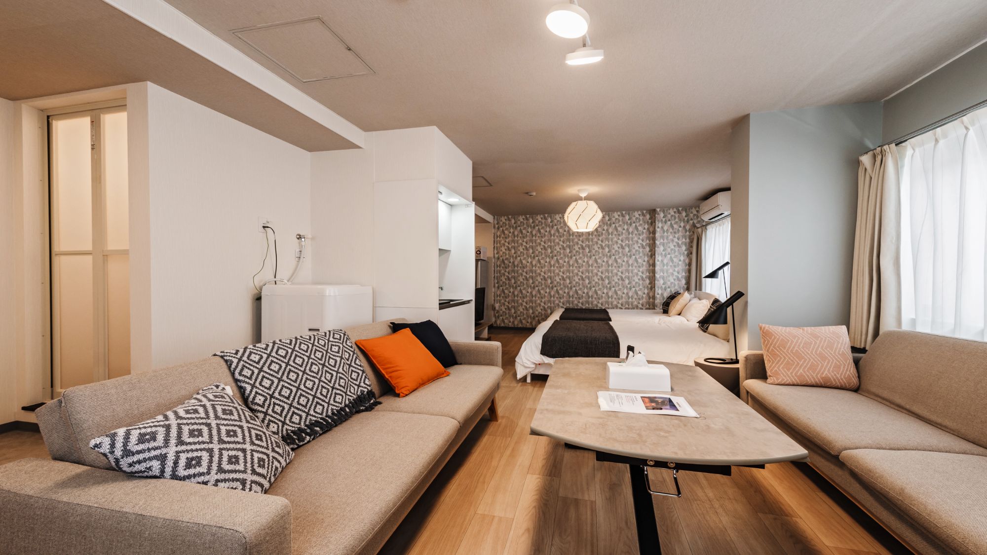 【ツインルーム（キッチン・シャワー・トイレ付）205室】34平米の客室に団らんを楽しむソファーエリア