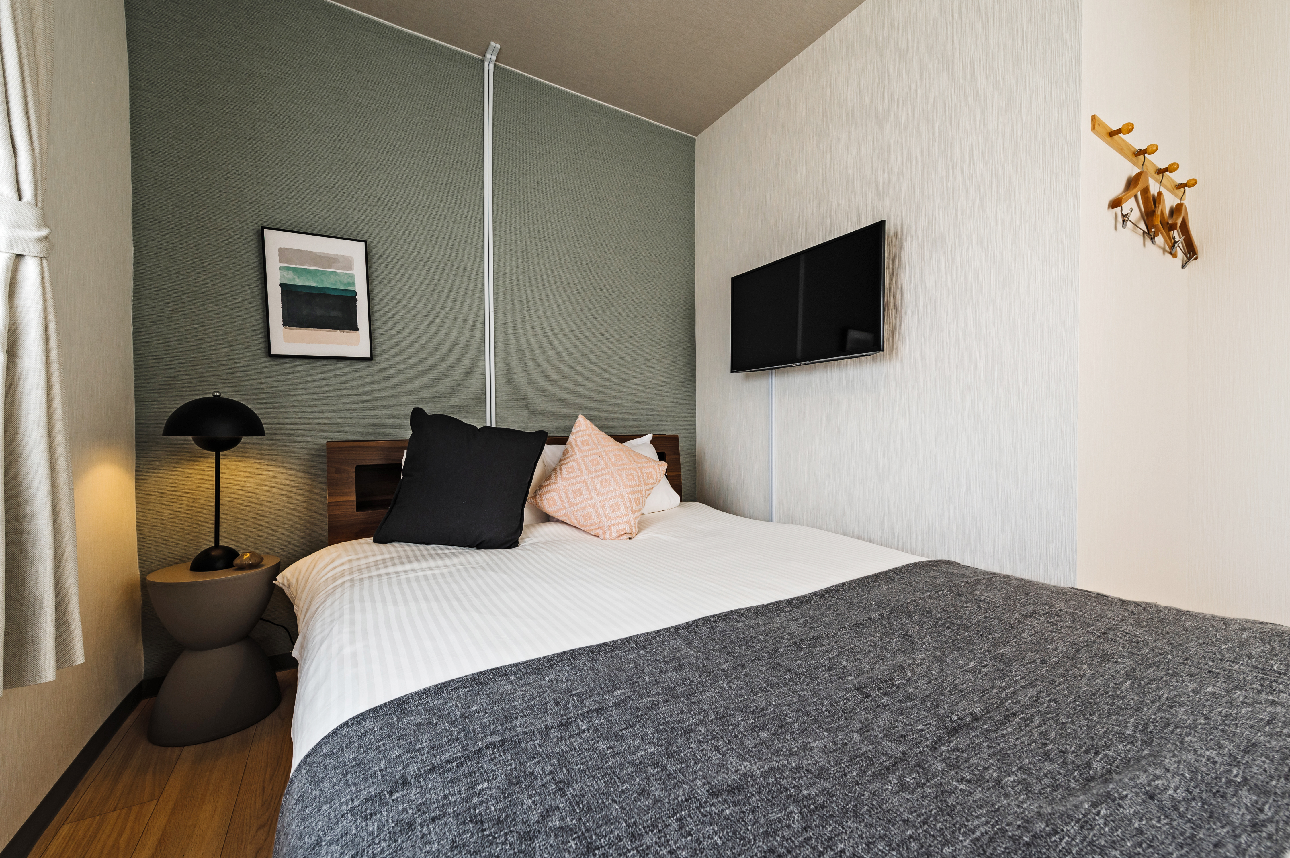 【ダブルルーム（シャワー・トイレ付）405室】 17平米のゆとりある空間。広々ダブルベッドでぐっすり