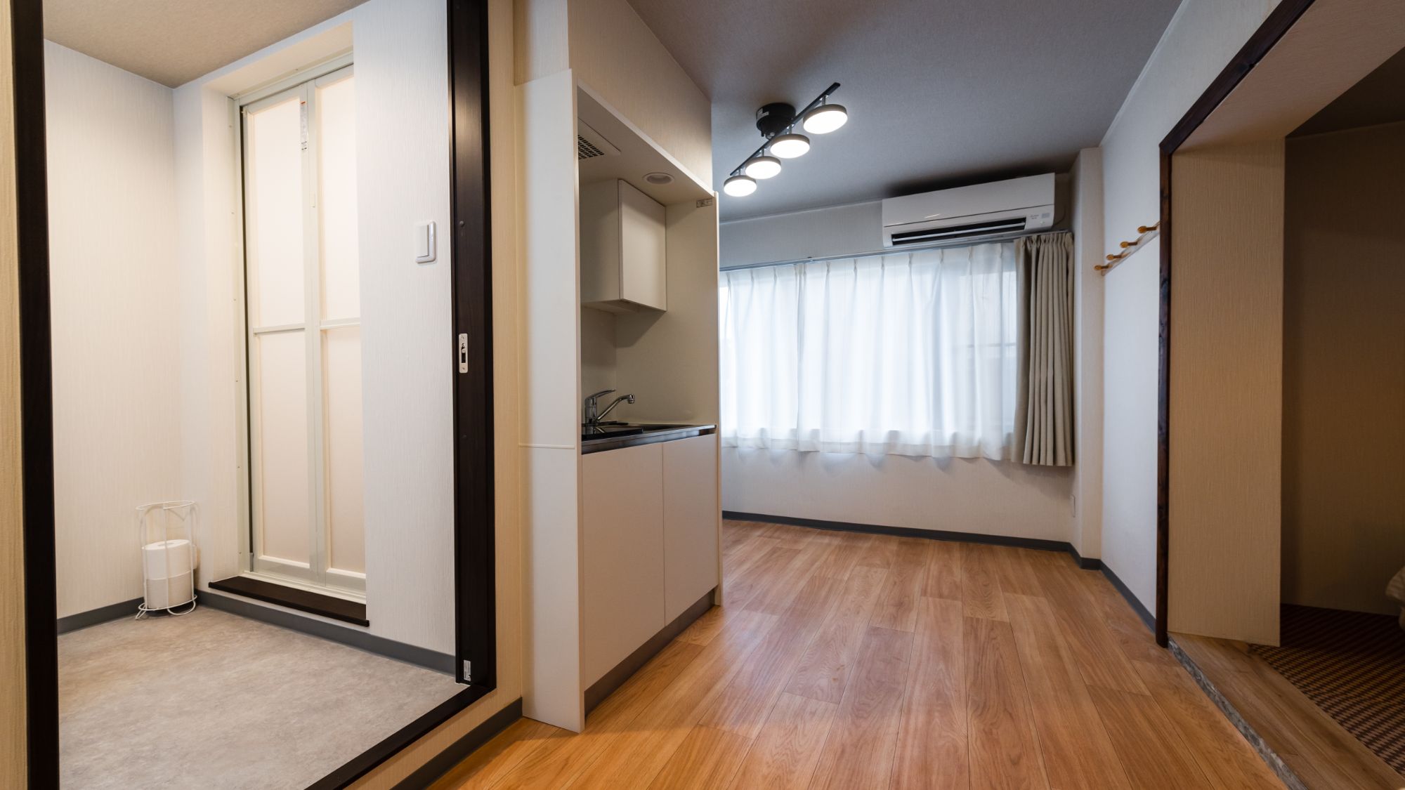 【ダブルルーム（キッチン・シャワー・トイレ付）203室】自炊に便利なキッチン完備。長期滞在にも最適。