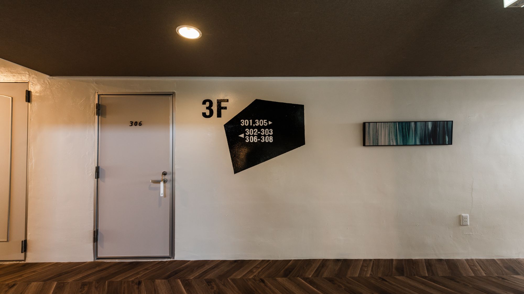 【3階】落ち着いた照明とアートが調和する廊下。静かで心地よい空間が、快適なご滞在を約束します。
