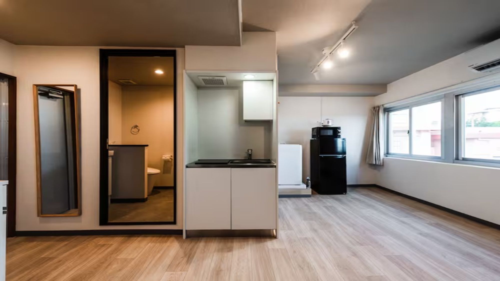 【ツインルームキッチン・シャワー・トイレ付/402室】31平米の空間で、自炊も可能な簡易キッチン完備