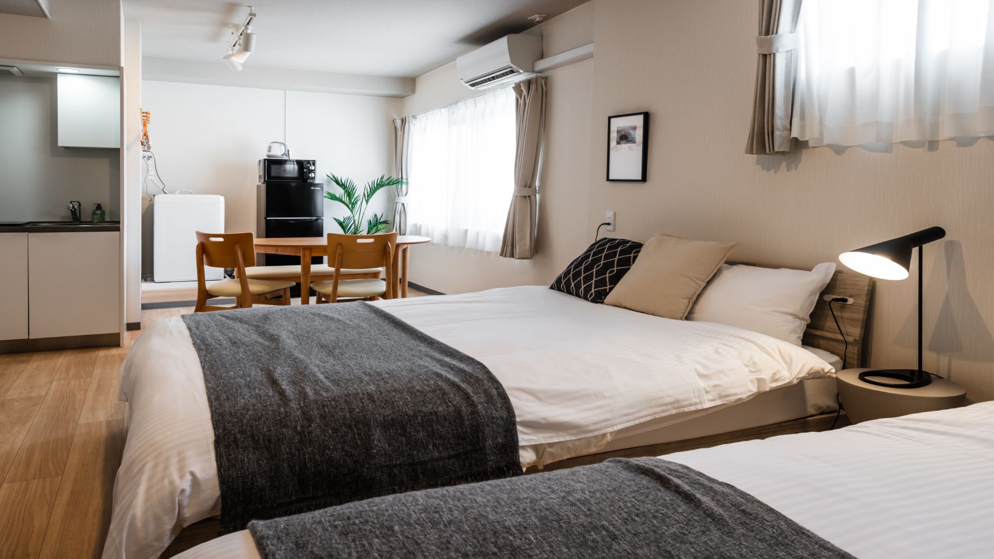 【ツインルーム（キッチン・シャワー・トイレ付）402室】ダイニングテーブル完備。食事の楽しいひととき