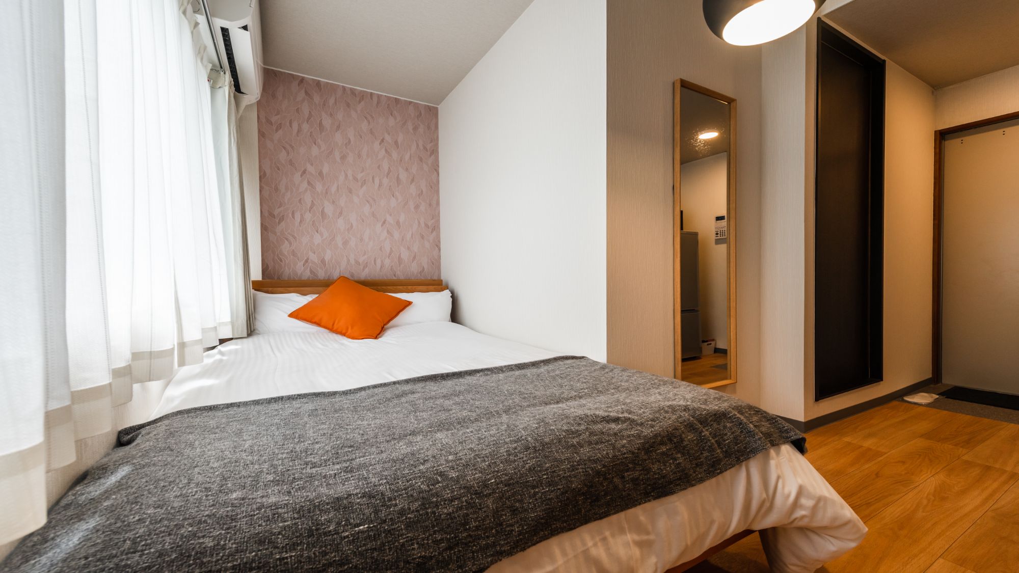 【セミダブルルーム（シャワー・トイレ付） 2－3階】アクセントカラーが映えるお洒落な内装。