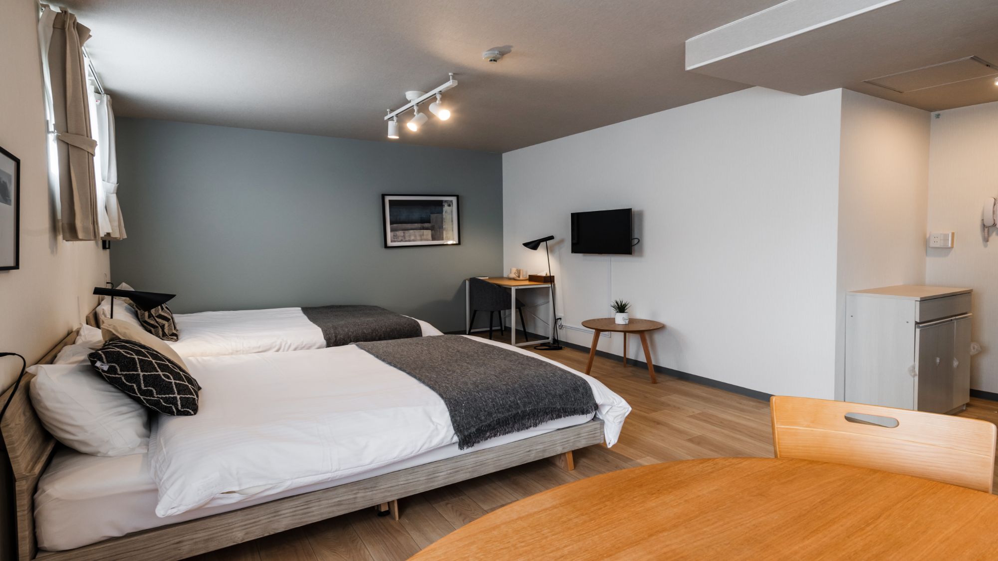 【ツインルーム（キッチン・シャワー・トイレ付）402室】最大4名様まで広々とお休みいただけます。